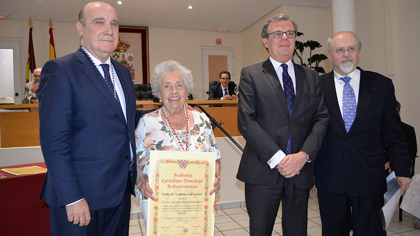 La profesora de la UCLM Dolores Cabezudo entra con honores en la Academia de Gastronomía de Castilla-La Mancha.