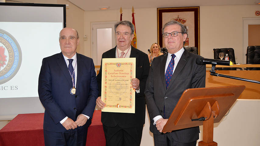 La profesora de la UCLM Dolores Cabezudo entra con honores en la Academia de Gastronomía de Castilla-La Mancha.