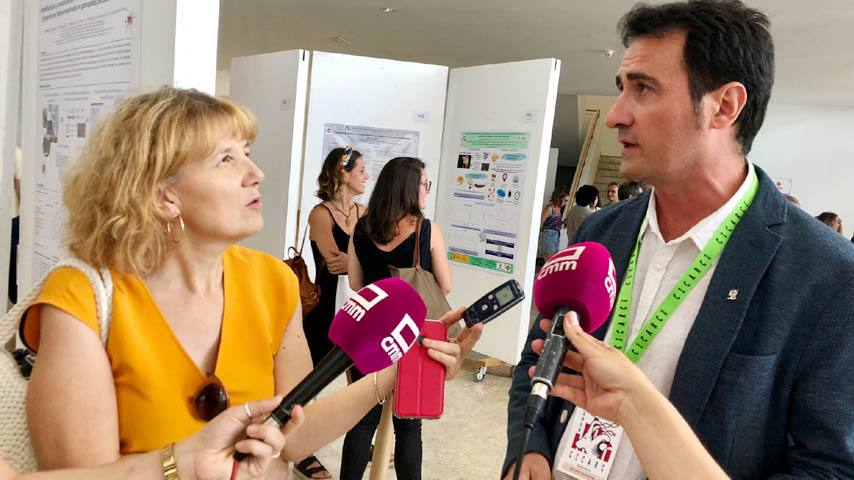 El director del IREC, Rafael Mateo, atiende a los medios de comunicación