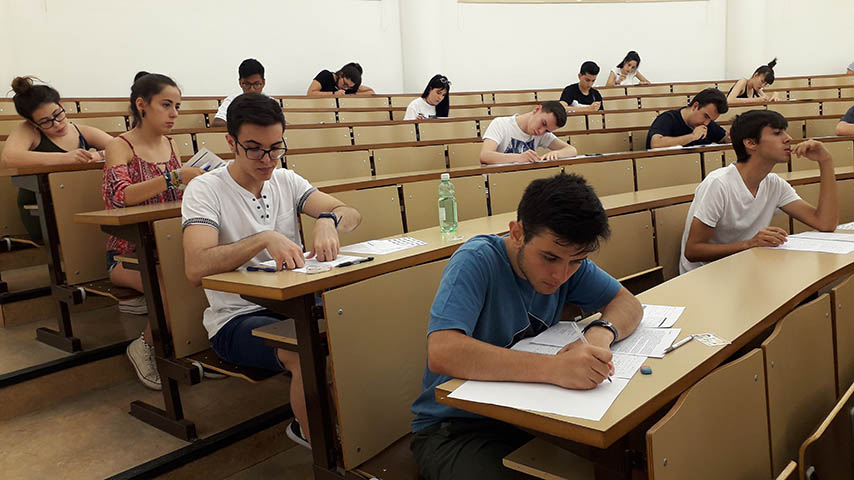 Alumnos del distristo de Castilla-La Mancha realizando la EvAU en la UCLM.