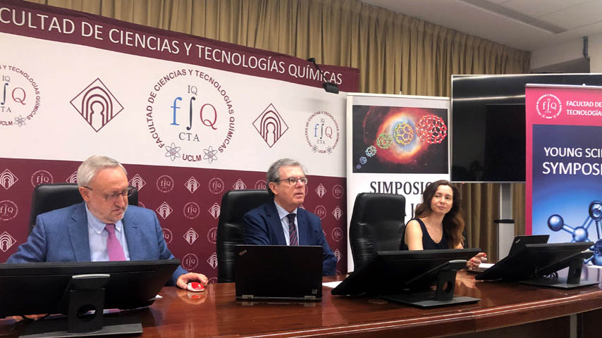 El rector, el decano de la Facultad de Ciencias y Tecnologías Químicas y la coordinadora del Simposio durante la inauguración.