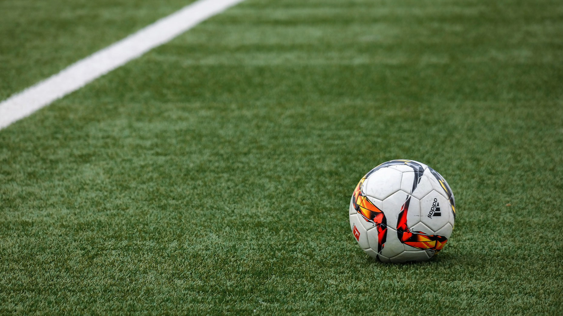 balón de fútbol sobre césped