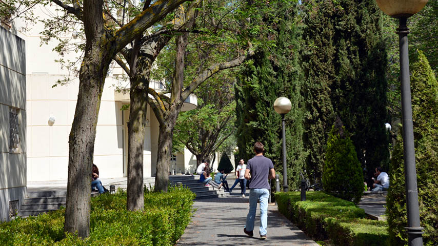 Un alumno pasea por el campus de Ciudad Real