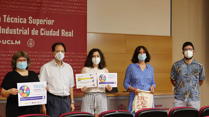Entrega del premio del concurso de trivial online del programa 'Ingeniería en Femenino'.