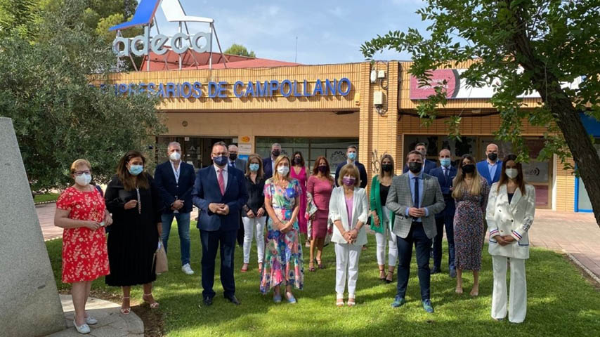 Los premiados posan frente a ADECA