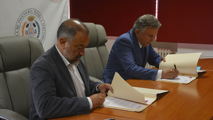 Firma del convenio para la creación del Aula Universidad-Empresa UCLM-CETIV.