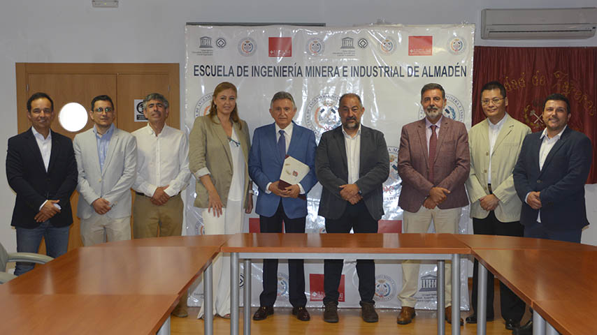 Firma del convenio para la creación del Aula Universidad-Empresa UCLM-CETIV.