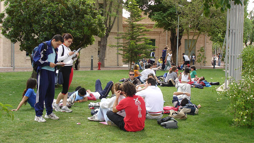 Un grupo de estudiantes en el Campus de la Fábrica de Armas de Toledo