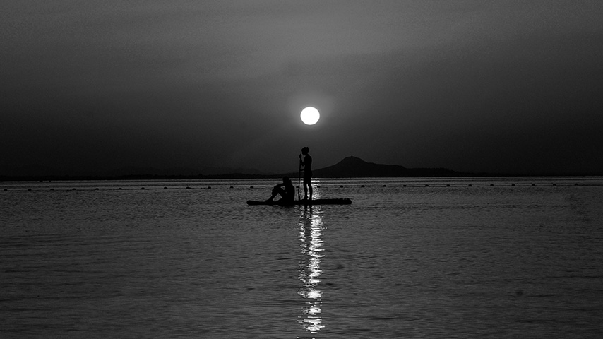 Una tabla en mitad del mar nocturno con la luna llena - Primer premio de fotografía de los Estudiantes