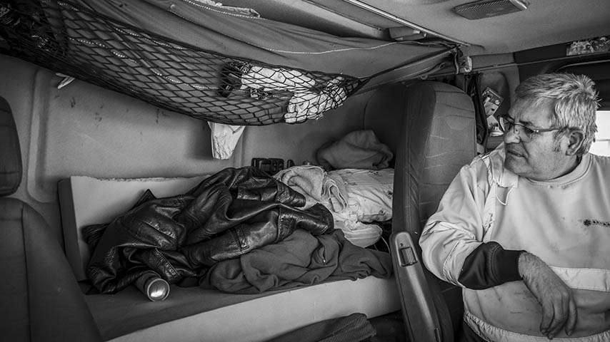 Foto de un hombre en un camión - primer premio del jurado en la categoría de fotografía