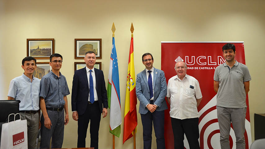 Delegación uzbeka en el Campus de Toledo.