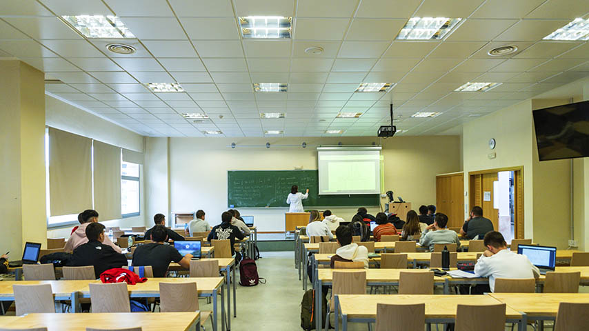 Estudiantes en una clase en el Campus de Cuenca