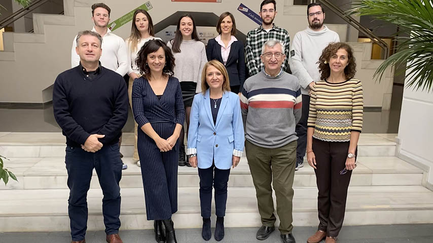 Grupo de investigación en Microondas en Química Orgánica Sostenible. La profesora Gómez Almagro, en primera fila, la segunda por la izquierda