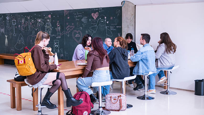 Un grupo de estudiantes conversan en el Campus de Cuenca