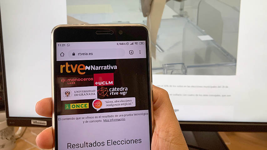 Una persona sujeta y móvil con la página https://www.rtveia.es/