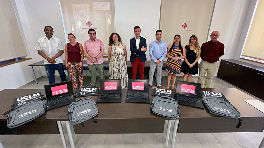 Entrega de ordenadores a representantes de la Embajada de Cuba.