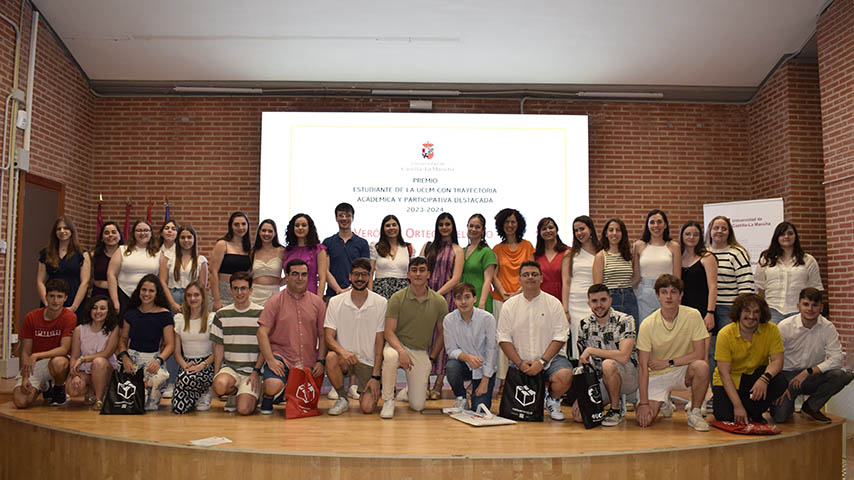 Primer reconocimiento mentores y alumna premiada