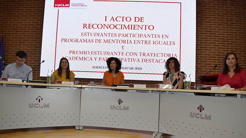 Primer acto reconocimientos mentores y alumna premiada