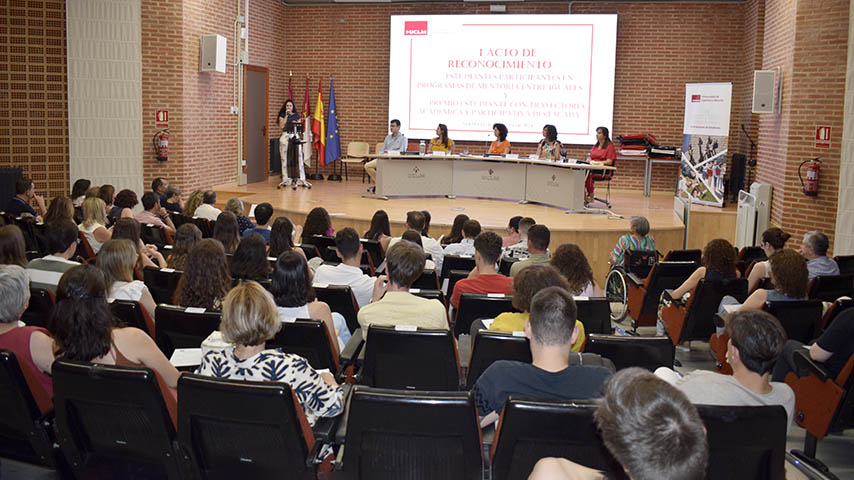 Primer acto reconocimientos mentores y alumna premiada