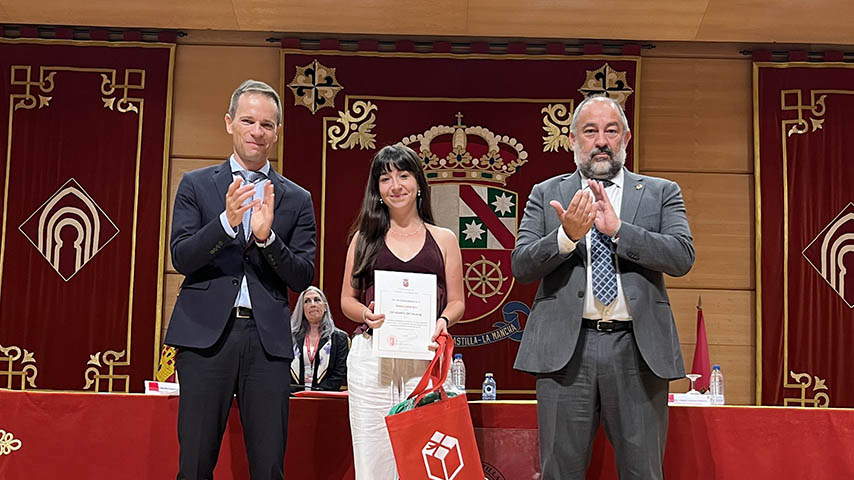 Marina Ruiz Simón flanqueda por Ricardo Cuevas y Julián Garde