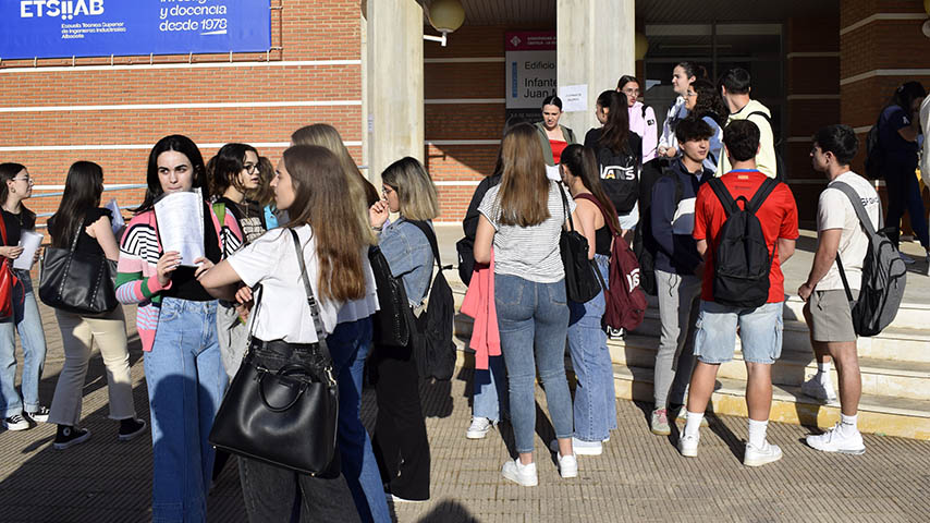 Alumnado en el campus de Albacete