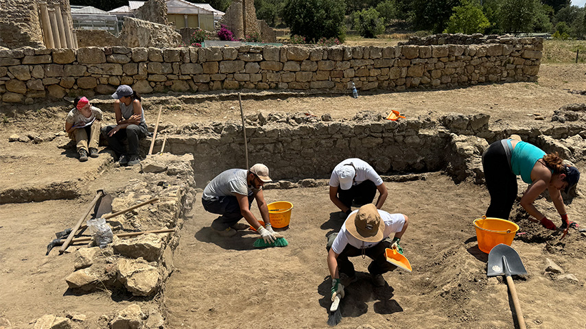 El profesor de la UCLM Miguel Ángel Valero en la villa romana del Casale, en Piazza Armerina (Italia)