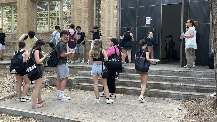 Estudiantes en un descanso de los exámenes de la PAU extraordinaria en el Campus de Toledo