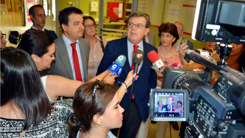 El rector atiende a los medios en la apertura de GIENOL 