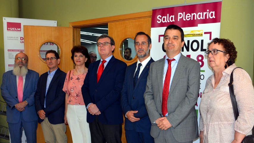 El rector -centro- junto al consejero de Agricultura (segundo por la derecha), en la apertura de GIENOL