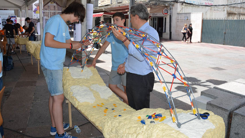 IV Concurso de Diseño de Puentes con K'Nex.