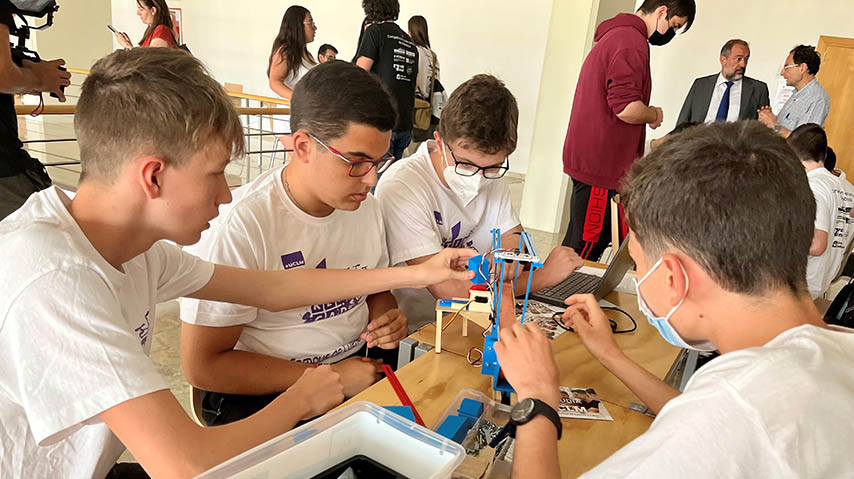 Cuatro alumnos trabajan en el prototipo de su robot