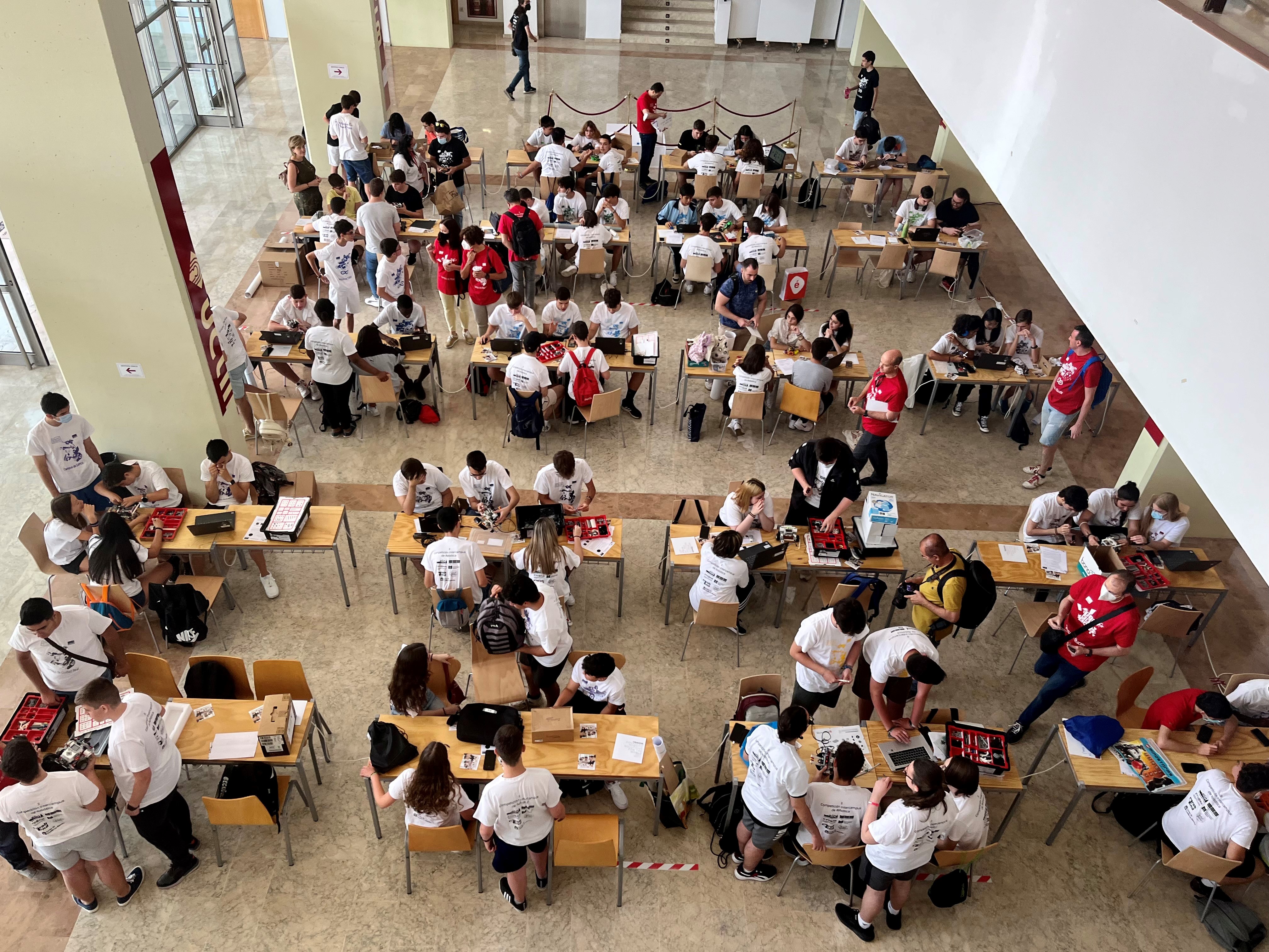 Un grupo de estudiantes participa en la competición de robótica