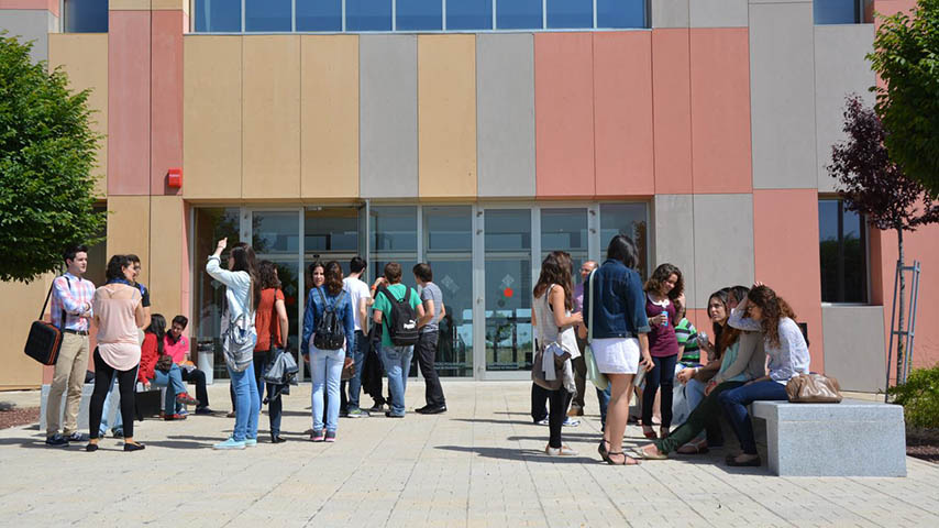 Un grupo de estudiantes en la Facultad de Medicina de Ciudad Real