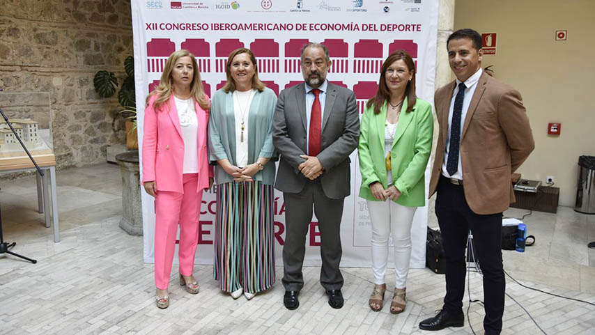 Leonor Gallardo, Rosa Ana Rodríguez, Julián Garde y María Jesús Pérez Lozano posan antes de inaugurar el Congreso