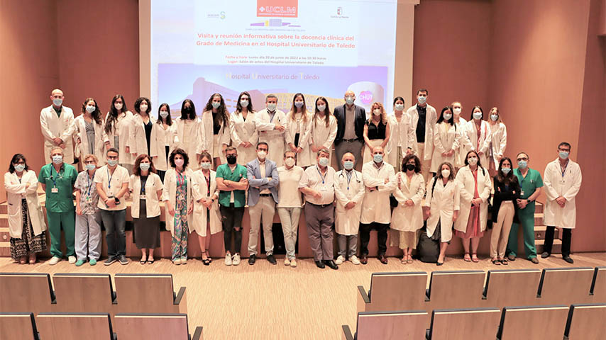 Estudiantes de Medicina con autoridades en el Hospital Universitario de Toledo.