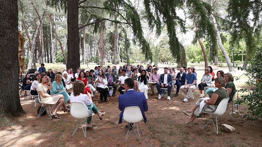 Representantes de la Asamblea Ciudadana por el Clima en La Moncloa.