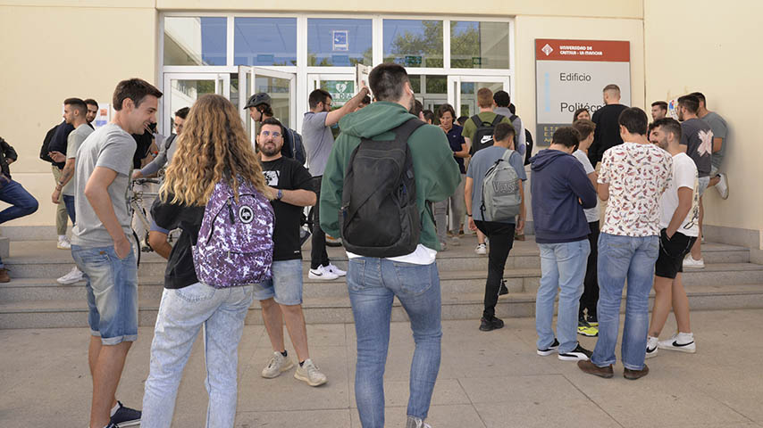 Un grupo de estudiantes frente al edificio Politécnico de Ciudad Real