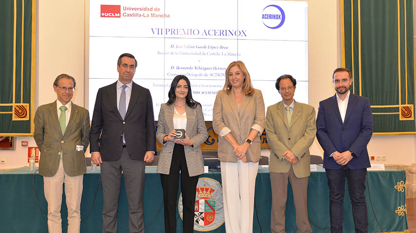 Entrega del VII Premio Acerinox a la estudiante de la UCLM Marina Valero.