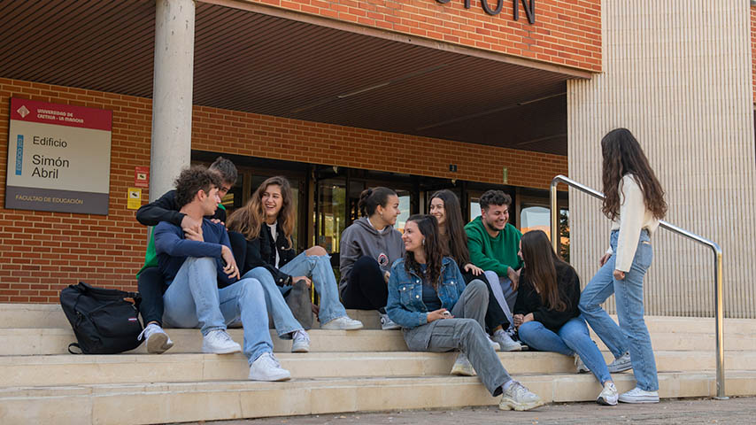Un grupo de estudiantes, en el acceso a la Facultad de Educación de Albacete