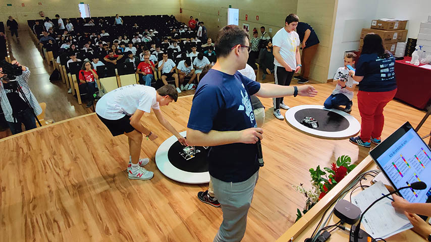 Un equipo participa en la competición de Robótica de la UCLM