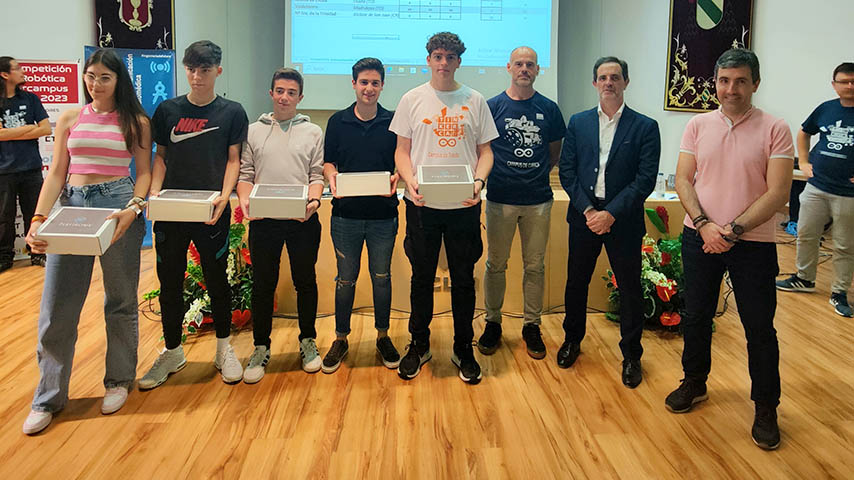 Equipo ganador en la modalidad de automatización