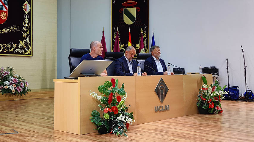 Inauguración del Concurso de Robótica con el rector -centro-