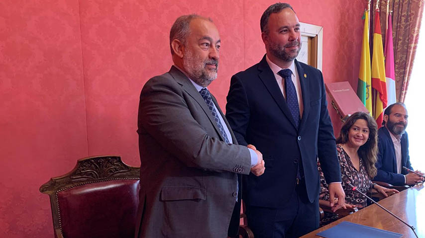 Firma de convenio entre la UCLM y el Ayuntamiento de Tomelloso para ampliar el estudio de estabilización de las cuevas de la localidad.