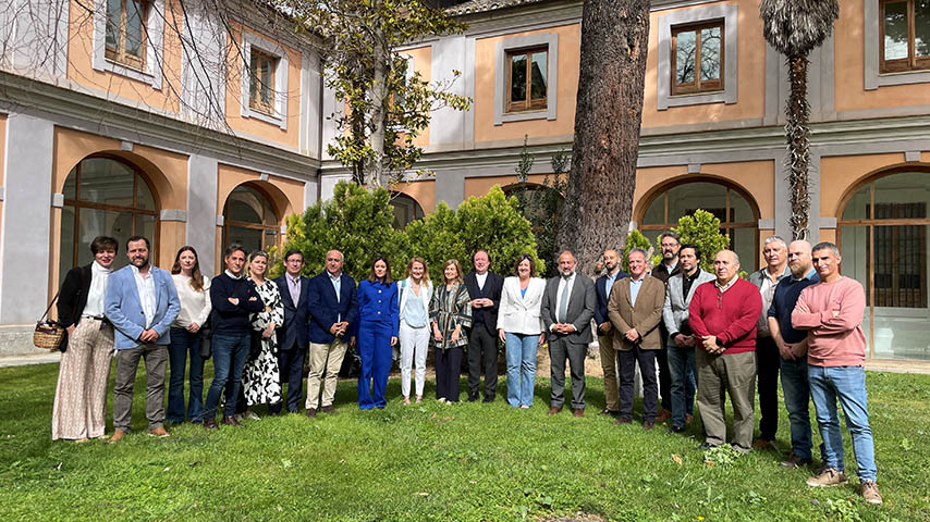 autoridades de la UCLM y de la JCCM con representantes del sector artesano