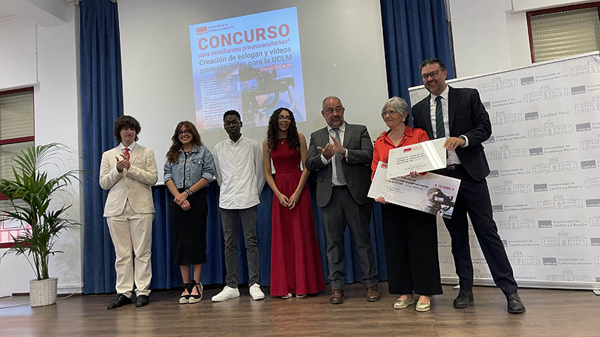 Entrega de premios del concurso para la campaña de atracción de estudiantes.
