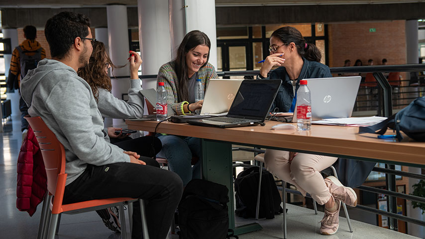 Estudiantes en el Campus de Albacete de la UCLM