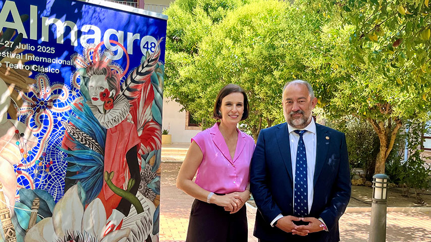 La directora del Festival de Teatro Clásico de Almagro, Irene Pardo; y el rector de la UCLM, Julián Garde