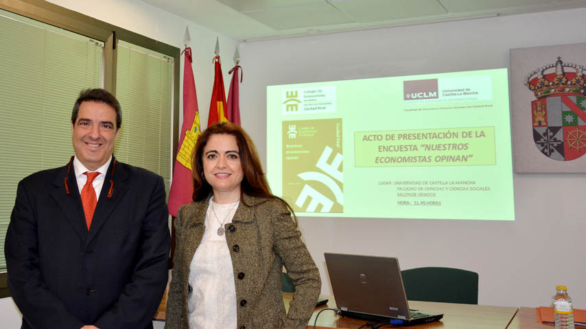 Los profesores José Antonio Negrín y María Jesús Ruiz Fuensanta presentaron la encuesta