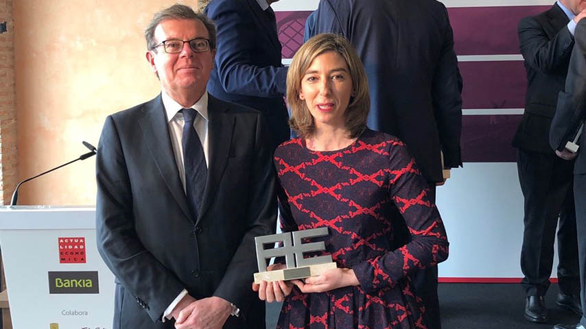 Mariana Boadella, directora de SABIotec, junto a Miguel Ángel Collado, rector de la UCLM, después de recoger el premio.