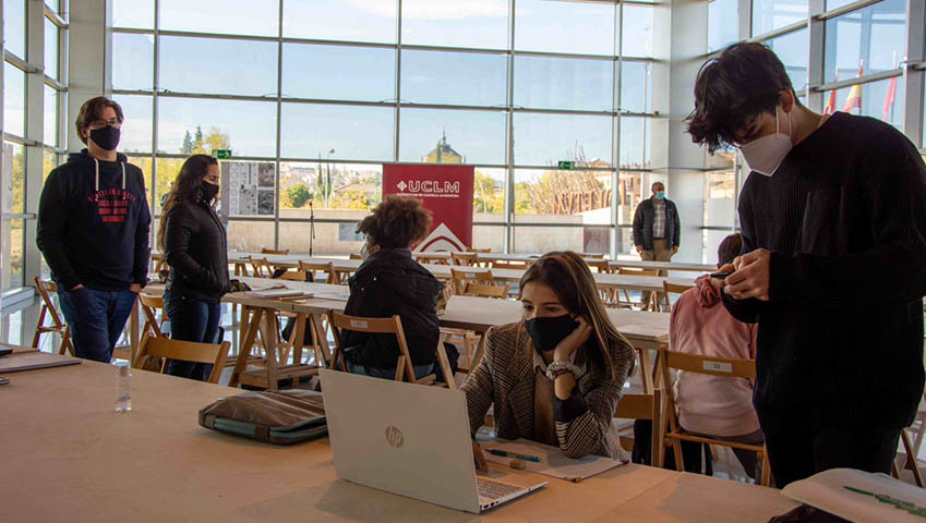 Un grupo de estudiantes trabaja en un aula